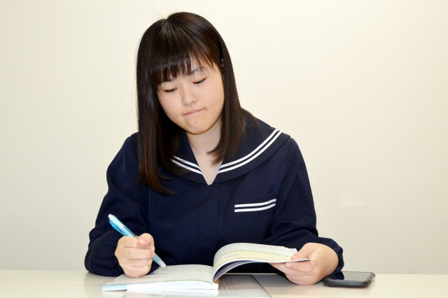 【英検2級】高校生の勉強法！中学英語からのやり直しにおすすめの本と参考書！